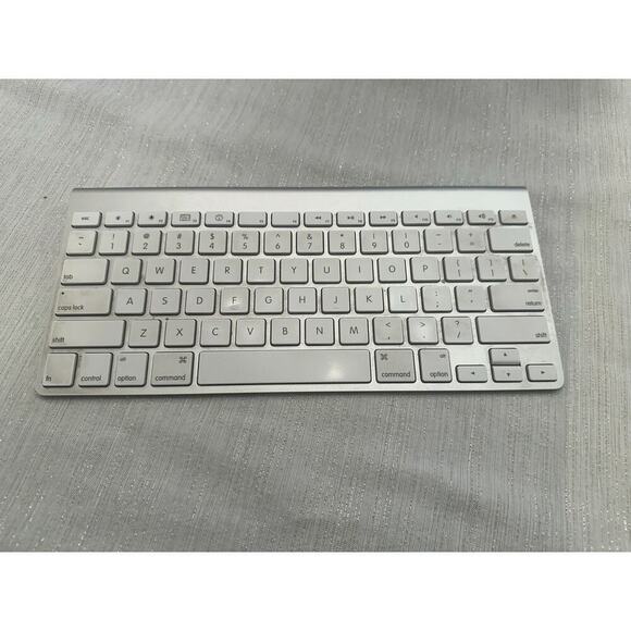 Genuine Apple Bluetooth Keyboard A1314 AA batteries not included - Picture 1 of 4